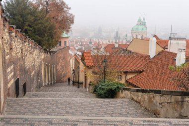 Prag 'ın anıtsal kompleksinin bulunduğu tepeye çıkan uzun merdivenler, Çek Cumhuriyeti