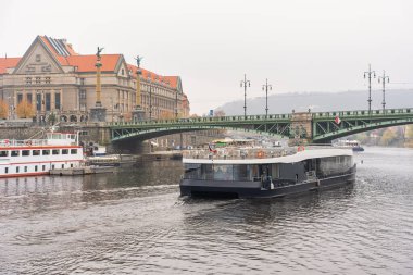 Prag 'daki Vltava Nehri' ni geçen köprüler ve Çek nehri üzerinde yelken açan tur tekneleri.