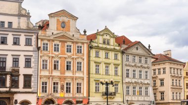 Praga, Çek Cumhuriyeti 'ndeki Eski Şehir Meydanı' nın güzel ortaçağ cepheleri.