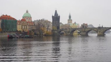 Prag 'daki Charles Köprüsü Vltava Nehri, Çek Cumhuriyeti' ndeki gezici bir tekneden.