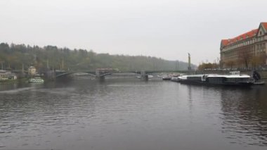 Puslu bir günde Prag Vltava Nehri 'nde gezintiye çıkmak.
