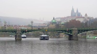 Prag 'ın unesco şehrinde Vltava Nehri' ni geçen köprülerden geçen arabalar.