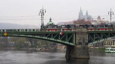 Prag şehrindeki Vltava Nehri 'ni geçen köprülerden geçen tramvaylar.