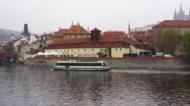 Vltava Nehri kıyısında sisli bir kış gününde anıtsal şehir Prag