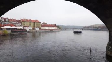 Çek Cumhuriyeti 'nin Prag kentindeki Charles Köprüsü' nün altından geçen bir gezi teknesi.