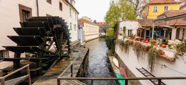 Prag 'daki Vltava Nehri' nin sularından geçen eski ahşap bir dönme dolap.
