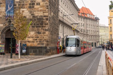 Prag, Çek Cumhuriyeti, 10 Kasım 2024: Prag, UNESCO şehri, Çek Cumhuriyeti 'nin merkezindeki caddelerden geçen tramvay