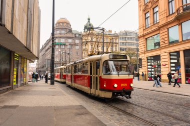 Prag, Çek Cumhuriyeti, 10 Kasım 2024: Prag, UNESCO şehri, Çek Cumhuriyeti 'nin merkezindeki caddelerden geçen tramvay