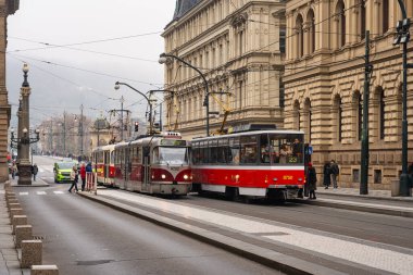 Prag, Çek Cumhuriyeti, 10 Kasım 2024: Prag şehrinde ulaşım aracı olarak iki tramvay sokaklarda dolaşıyordu