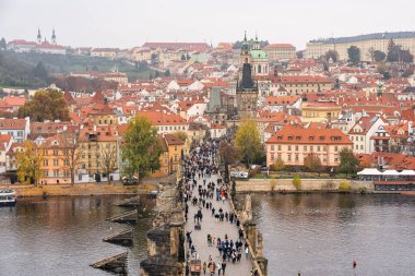 Prag, Çek Cumhuriyeti, 12 Kasım 2024: Charles Köprüsü Prag 'ın en eski köprüsünden geçen turistlerle dolu