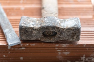 Duvarcılık çalışmalarının yıkımı için çekiç ve keski yakın plan