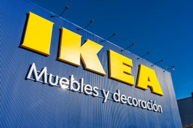 Madrid, İspanya, 21 Aralık 2024: Mavi gökyüzü arka planında Ikea mobilya mağazasının işareti