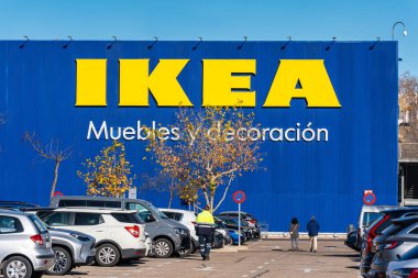 Madrid, İspanya, 21 Aralık 2024: Ikea markası San Sebastian de los Reyes kentindeki Plaza Norte 2 alışveriş parkında.