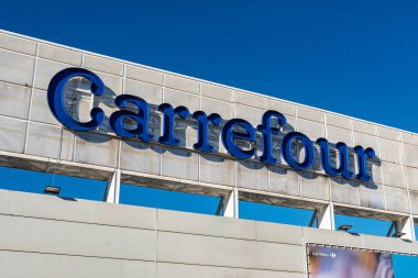 Madrid, İspanya, 21 Aralık 2024: Fransa kökenli uluslararası Carrefour hipersürücüsünün markası