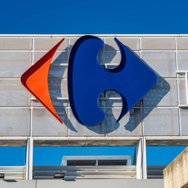 Madrid, İspanya, 21 Aralık 2024: Plaza Norte Madrid 'de Carrefour hipermarket zinciri logosu