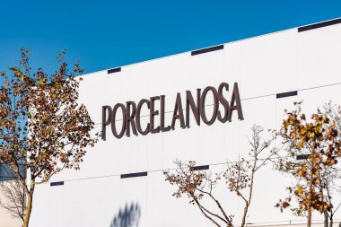 Madrid, İspanya, 21 Aralık 2024: Madrid 'de Porcelanosa marka seramik malzemelerin büyük mağazası.