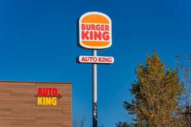 Madrid, İspanya, 21 Aralık 2024: Totem, Plaza Norte Madrid 'deki Burger King restoranlarının işaretiyle sözleşme imzaladı