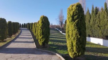 İspanya 'nın Guadalajara kentinde halka açık güzel bir parkta selvi yolları olan Duquesa Pantheon binası..