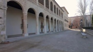 İnfantado Sarayı 'nın yan cephesinde taş sütunlar, Guadalajara, Castilla la Mancha