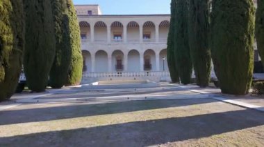 İspanya 'nın Guadalajara kentindeki İnfantado Sarayı' nın yanındaki Cypress bahçeleri.