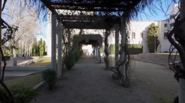 İspanya 'nın Guadalajara kentindeki İnfantado Sarayı' nın bahçelerinde yaprak döken Pergola.