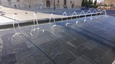 İspanya 'nın Guadalajara kentindeki İnfantado Sarayı cephesinin yanındaki fıskiyeler.