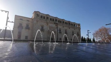 İspanya 'nın Guadalajara kentindeki İnfantado Sarayı cephesinin yanındaki fıskiyeler.