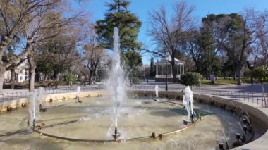 İspanya 'nın Guadalajara kentindeki La Concordia halk parkındaki çeşmeler.