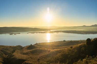 Burujon kanyonunun bulunduğu Castrejon rezervuarında gün batımı, Toledo, İspanya