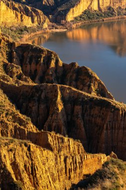 Burujon dağlarının aşınmış dağları Castrejon Gölü 'nün suyuna yansıyor, Toledo, Castilla La Mancha