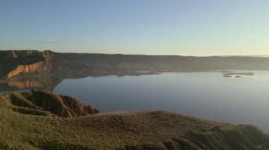 Burujon, Toledo, İspanya 'nın aşınmış kaya oluşumunun insansız hava aracı görüntüsü
