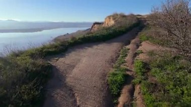 Şafak vakti Castrejon rezervuarının kayalıklarından, Toledo, Castilla la Mancha.