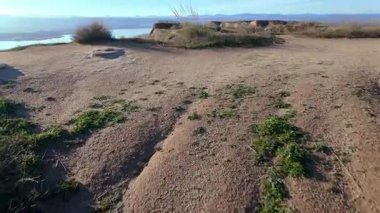 İspanya 'nın Toledo dağlarındaki Barracas del Burujon kayalıklarının üzerinden geçen yol