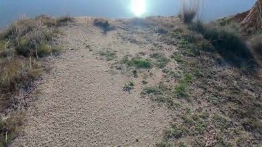 İspanya 'nın Toledo dağlarındaki Barracas del Burujon kayalıklarının üzerinden geçen yol