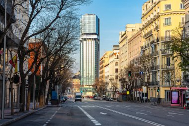 Madrid 'deki Calle Goya, İspanya' nın Salamanca bölgesindeki Plaza de Colon ile birleştiğinde.