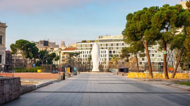 Madrid 'deki Plaza de Colon, insanların protestolar ve gösteriler için toplandığı bir yer.