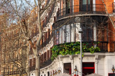 Madrids 'teki klasik binaların cepheleri. Lüks bir alışveriş merkezi.
