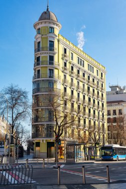 19. yüzyılın başından beri İspanya 'nın başkenti Madrid' deki Calle Alcala 'da etkileyici klasik ve çağdaş binalar..