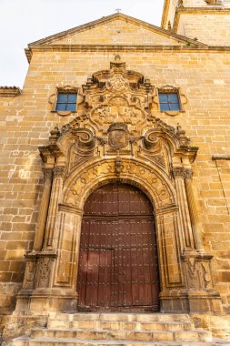 Unesco şehri Ubeda, Jaen 'deki Ortaçağ Kutsal Üçleme Kilisesi' nin ana cephesi.
