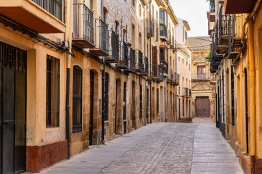 Eski taş binalarla dar sokaklar ve Unesco şehri Ubeda, Jaen 'de parmaklıkları olan balkonlar.