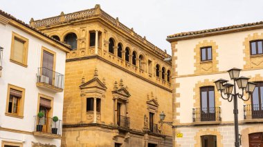 Ubeda 'nın anıtsal kompleksi, Orta Çağ' dan kalma sayısız eski bina, bir Dünya Mirası Sitesi, Endülüs