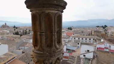 Endülüs 'ün Guadalquivir vadisinde, zeytin ağaçlarının yanındaki Ubeda şehrinin panoramik manzarası.