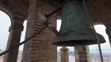 Saat Kulesi 'nin çan kulesi saatleri çalan devasa ortaçağ çanları, Ubeda, Endülüs