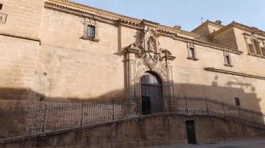 Unesco şehri Ubeda, Jaen 'deki Ortaçağ Kutsal Üçleme Kilisesi' nin ana cephesi.