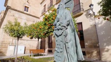 Ortaçağ şehri Ubeda 'daki eski taş evler ve renkli yüzler, bir Dünya Mirası Sitesi.