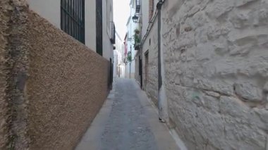 Ortaçağ şehri Ubeda 'daki eski taş evler ve renkli yüzler, bir Dünya Mirası Sitesi.