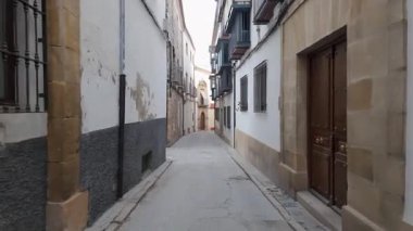 Ortaçağ şehri Ubeda 'daki eski taş evler ve renkli yüzler, bir Dünya Mirası Sitesi.