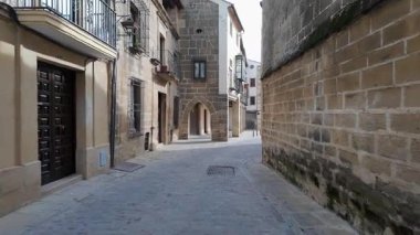 Ortaçağ şehri Ubeda 'daki eski taş evler ve renkli yüzler, bir Dünya Mirası Sitesi.