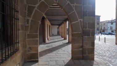 Ortaçağ şehri Ubeda 'daki eski taş evler ve renkli yüzler, bir Dünya Mirası Sitesi.