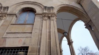 Ubeda şehrinin eski belediye binasında ortaçağ tarzı taş kemerler, Jaen.